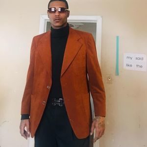 Meet your Posher, Dennis